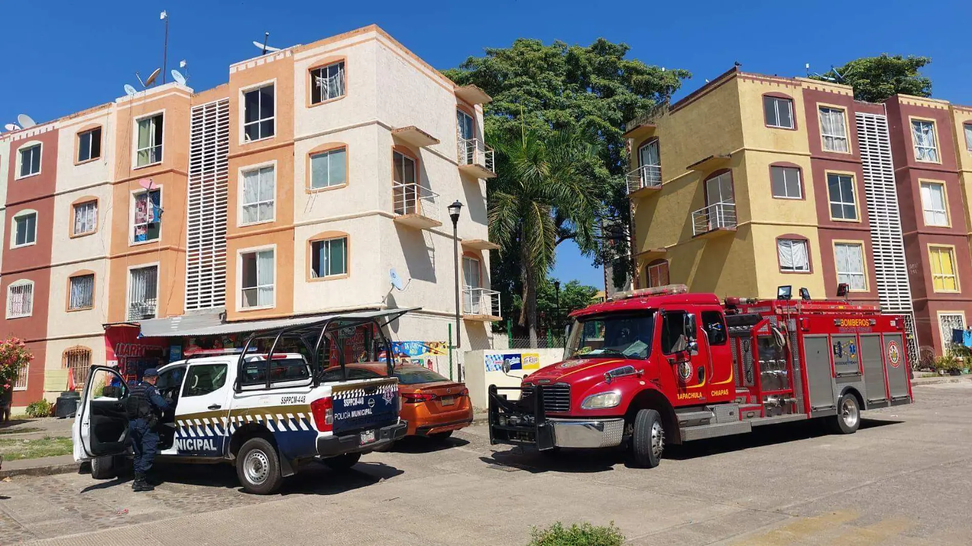 Patrulla de policias y bomberos